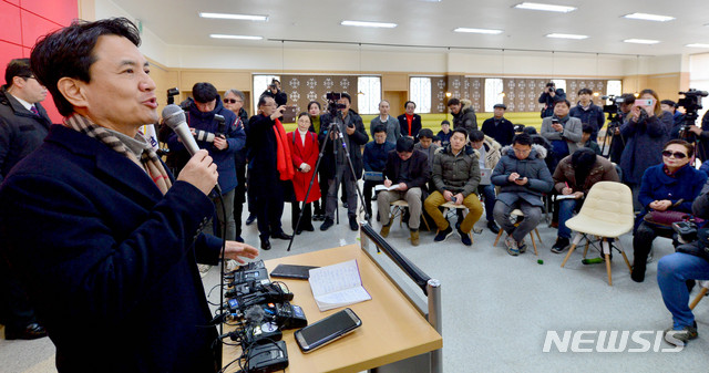 【광주=뉴시스】 신대희 기자 = 12일 광주 북구 중흥동 자유한국당 광주시·전남도당사에서 김진태 의원이 당원과 간담회를 하고 있다. 2019.02.12. sdhdream@newsis.com