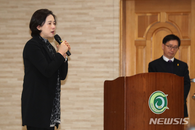 【안산=뉴시스】김병문 수습기자 = 유은혜 부총리 겸 교육부 장관이 12일 오전 경기 안산 단원고등학교에서 열린 세월호 참사 희생 학생 명예 졸업식에 참석해 추모 발언을 하고 있다. 2019.02.12. dadazon@newsis.com