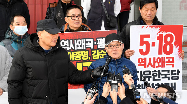 【광주=뉴시스】 신대희 기자 = 5·18 유공자 양기남(59, 1980년 5월27일 최후항쟁 참여 시민군)씨가 12일 광주 북구 중흥동 자유한국당 광주시·전남도당사 앞에서 김진태 의원 방문에 앞서 항의 발언을 하고 있다. 극우논객 지만원씨는 양기남씨를 북한 특수군 36호(최룡해 노동당 중앙위원회 부위원장)로 비방해 허위사실공표 등 혐의로 재판을 받고 있다. 2019.02.12.&nbsp; sdhdream@newsis.com