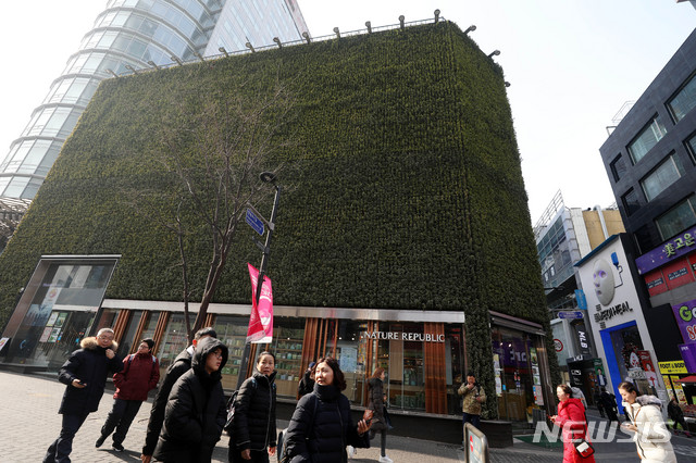 【서울=뉴시스】추상철 기자 = 올해 표준지 공시지가 전국 평균 상승률이 11년 만에 최고치를 서울은 11년만에 두 자릿대 상승률을 기록했다. 12일 오후 1㎡당 1억8300만원으로 전국에서 땅 값이 제일 비싼 곳으로 나타난 서울 중구 명동 네이처리퍼블릭 매장 앞을 관광객이 오가고 있다. 2019.02.12. scchoo@newsis.com