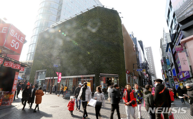 【서울=뉴시스】전국에서 땅값이 제일 비싼 서울 중구 명동 네이처리퍼블릭 매장(뉴시스DB)