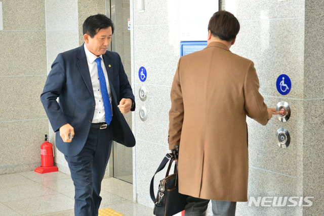 【울산=뉴시스】배병수 기자 = 선거법 위반 혐의를 받고 있는 박태완 울산 중구청장이 12일 오후 공판을 받기 위해 울산지방법원으로 들어서고 있다. 2019.02.08. bbs@newsis.com.