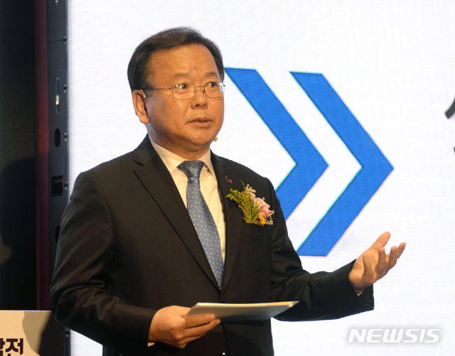 【전주=뉴시스】김얼 기자= 2019 대한민국 국가비전회의 Ⅱ 혁신적 포용국가와 균형발전이 12일 전북 전주시 그랜드힐스턴 호텔에서 실시된 가운데 김부겸 행정안전부 장관이 기조 강연을 하고 있다. 2019.02.12.pmkeul@newsis.com