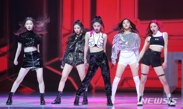 【서울=뉴시스】조수정 기자 = JYP 신인 걸그룹 있지(ITZY)가 12일 오후 서울 한남동 블루스퀘어 아이마켓홀에서 데뷔 쇼케이스를 하고 있다. 왼쪽부터 채령, 리아, 예지, 류진, 유나. 2019.02.12. chocrystal@newsis.com