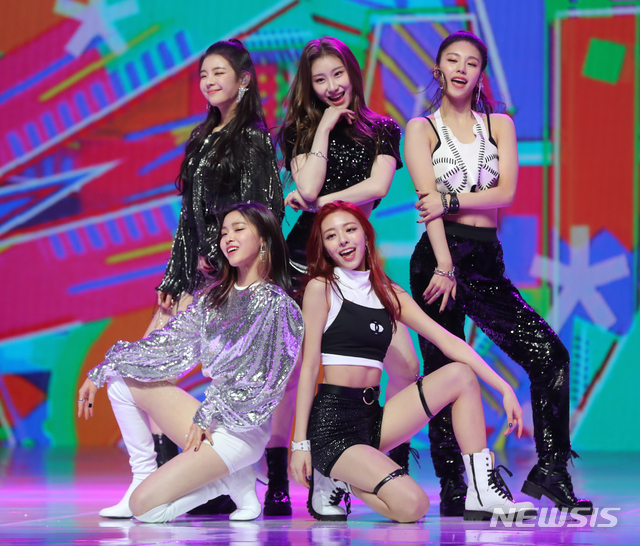 【서울=뉴시스】조수정 기자 = JYP 신인 걸그룹 있지(ITZY)가 12일 오후 서울 한남동 블루스퀘어 아이마켓홀에서 데뷔 쇼케이스를 하고 있다. 왼쪽 위부터 시계방향으로 리아, 채령, 예지, 유나, 류진. 2019.02.12. chocrystal@newsis.com