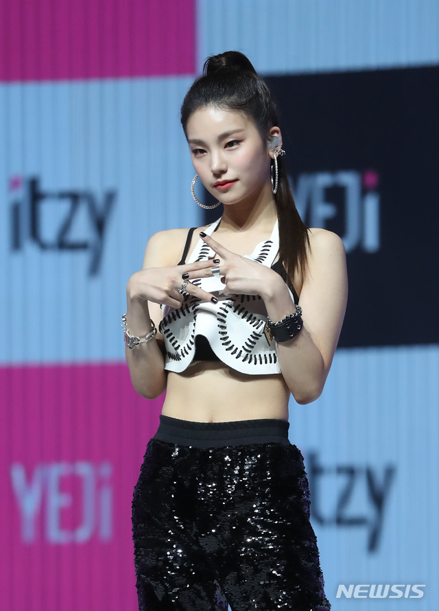 【서울=뉴시스】조수정 기자 = JYP 신인 걸그룹 있지(ITZY) 예지가 12일 오후 서울 한남동 블루스퀘어 아이마켓홀에서 데뷔 쇼케이스를 열고 포즈를 취하고 있다.&nbsp; 2019.02.12. chocrystal@newsis.com