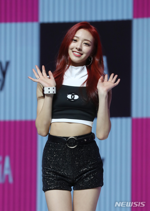 【서울=뉴시스】조수정 기자 = JYP 신인 걸그룹 있지(ITZY) 유나가 12일 오후 서울 한남동 블루스퀘어 아이마켓홀에서 데뷔 쇼케이스를 열고 포즈를 취하고 있다.&nbsp; 2019.02.12. chocrystal@newsis.com