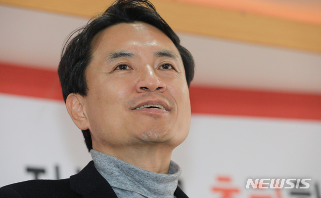 【전주=뉴시스】김얼 기자= 12일 전북 전주시 자유한국당 전북도당 당원간담회에 참석한 김진태 의원이 당원간담회를 마지고 기자들의 질의에 답변하고 있다. 김진태 의원은 '5.18 민주화운동 왜곡 공청회'를 주최해 논란이 일고 있다. 2019.02.12.pmkeul@newsis.com