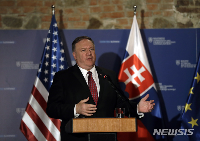 【브라티슬라바(슬로바키아)=AP/뉴시스】마이크 폼페이오 미 국무장관이 12일 슬로바키아 수도 브라티슬라바에서 기자회견을 열고 있다. 폼페이오는 이날 중국과 러시아는 지난 1989년 베를린 장벽 붕괴 이후이룩한 민주주의와 자유시장체제의 발전을 위협하는 쌍둥이 위협(twin threat)이라고 말했다. 2019.2.12
