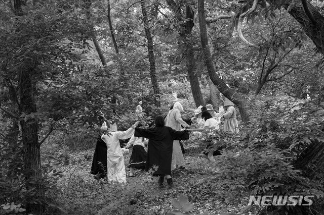 【서울=뉴시스】 박찬경, 시민의 숲, 2016, 비디오, 흑백, 앰비소닉 3D 사운드, 26분 6초, 3채널, 영상 스틸. 사진은 작가 제공