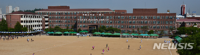 【광주=뉴시스】송창헌 기자 = '광주학생독립운동의 산실'인 광주제일고등학교가 개교 100주년을 앞두고 3·1운동·임시정부수립 100주년, 광주학생독립운동 90주년 등의 역사적 의미를 기려 친일 잔재 교가(校歌)를 교체키로 했다. 광주일보 전경. 2019.02.13 (사진=광주일고 홈페이지 캡쳐) photo@newsis.com