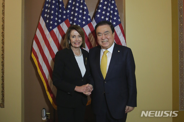 【워싱턴=뉴시스】한주홍 기자 = 방미 중인 문희상 국회의장이 12일(현지시간) 낸시 펠로시(민주당) 하원의장과 면담을 진행했다. (사진 제공 = 국회)