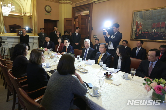【워싱턴=뉴시스】방미 중인 문희상 국회의장과 여야 5당 지도부가 12일(현지시간) 낸시 펠로시(민주당) 하원의장을 만나 면담해다. (사진 제공 = 국회)