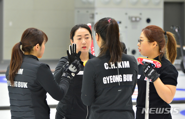 【진천=뉴시스】인진연 기자 = 13일 충북 진천 국가대표선수촌 컬링장에서 열린 100회 전국동계체육대회 컬링 여자일반부 결승에서 여자컬링 전 국가대표인 경북체육회 '팀킴'(김경애·김초희·김선영·김영미·김은정)이 작전 회의를 하고 있다. 2019.02.13 inphoto@newsis.com