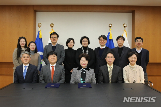 가천대 이길여총장과 위세아이텍 김종현대표가 채용연계교육과정 운영 협약을 체결하고 관계자들과 함께 기념촬영을 하고 있다. (사진제공=가천대)