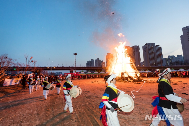 【서울=뉴시스】서울 양천구는 오는 16일 오후 3시 안양천 둔치에서 한 해의 풍년과 복을 기원하는 정월대보름 민속축제를 연다고 13일 밝혔다. 지난해 정월대보름축제에서 달집을 태우는 모습. 2019.02.13. (사진=양천구 제공)