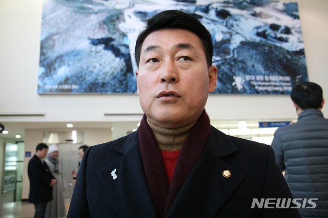 【고성(강원)=뉴시스】박종우 기자 = 자유한국당 황영철 국회의원을 비롯한 6·15 남측위원회, 민노총, 종교인, 농민 등 '2019 금강산 새해맞이 연대모임' 참석자들이 13일 오후 4시께 금강산 새해맞이 행사를 마치고 강원 고성군 동해선출입국사무소를 통과해 입경하고 있다. 2019.02.13.&nbsp; jongwoo425@newsis.com 