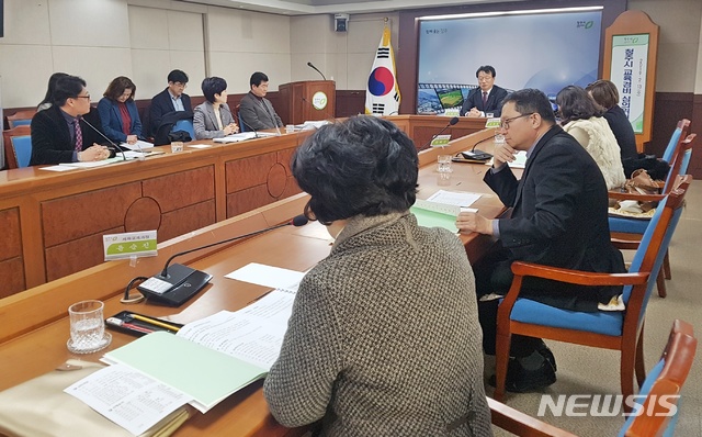 【청주=뉴시스】강신욱 기자 = 13일 오후 충북 청주시청 소회의실에서 청주시 교육경비보조금심의위원회가 열리고 있다. 이날 심의회는 유치원과 초·중·고등학교에 44억510만원의 교육경비를 지원하기로 의결했다.2019.02.13. (사진=청주시 제공) photo@newsis.com