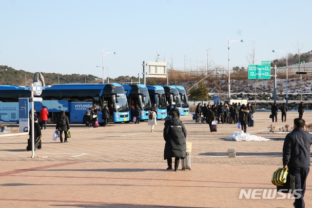 【고성(강원)=뉴시스】박종우 기자 = 자유한국당 황영철 국회의원을 비롯한 6·15 남측위원회, 민노총, 종교인, 농민 등 '2019 금강산 새해맞이 연대모임' 참석자들이 13일 오후 4시께 금강산 새해맞이 행사를 마치고 강원 고성군 동해선출입국사무소를 통과해 서울로 향하는 버스를 타고 있다. 2019.02.13.&nbsp;&nbsp; jongwoo425@newsis.com 