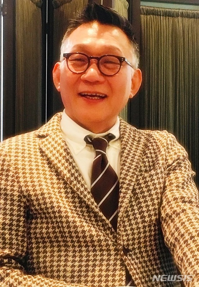 【서울=뉴시스】 박현주 미술전문기자 = 13일 오후 서울 삼청로 한 카페에서 한국화랑협회 최웅철 회장이 미술시장 침체속 회원 화랑들의 사기 진작과 미술시장 활성화등 협회 운영 방향에 대해 말하고 있다.
