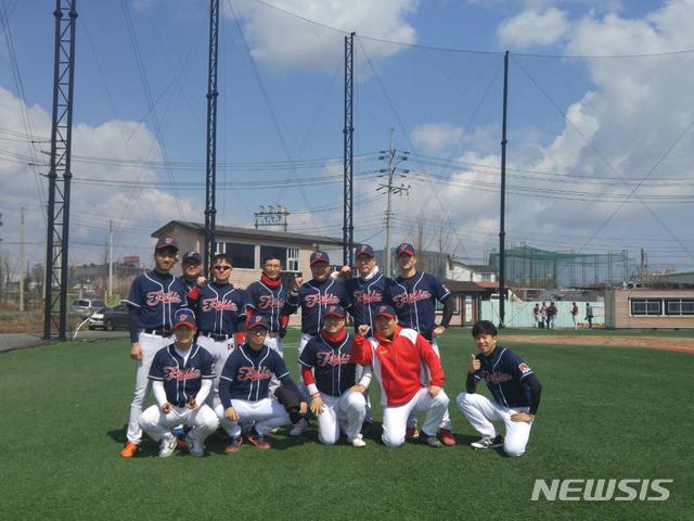 【포항=뉴시스】강진구 기자 = 경북 포항해양경찰서는 직원들로 구성된 야구동호회 펠릭스팀이 해양경찰 알리미를 자처하며 우수 동호회 모임으로 자리매김하고 있다고 13일 밝혔다.사진은 펠릭스팀이 경기후 단체촬영을 하고 있다.2019.02.13.(사진=포항해양경찰서 제공) photo@newsis.com
