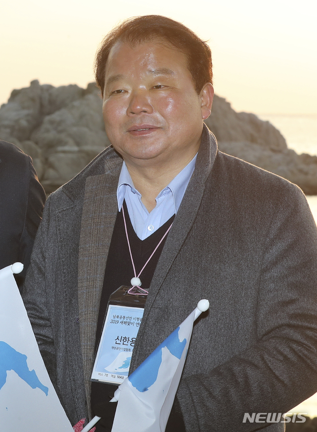 【서울=뉴시스】신한용 개성공단기업협회장이 13일 금강산 해금강에서 열린 해맞이 행사에 참석해 한반도기를 흔들고 있다. 2019.2.13. photo@newsis.com 
