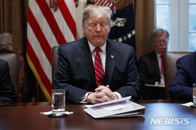 트럼프 "韓, 전화 몇통에 방위분담금 5억 달러 더 내…더 오를 것" 