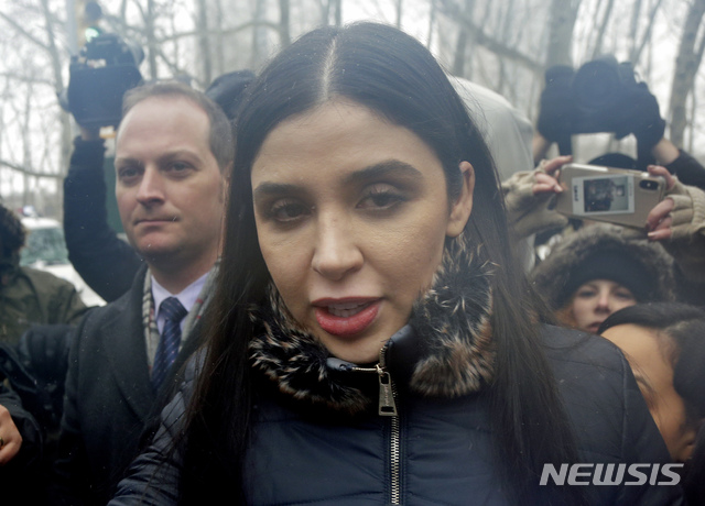 [뉴욕=AP/뉴시스]엘 차포(El Chapo·땅딸보)란 별명으로 더 유명한 멕시코 마약왕 호아킨 구스만의 아내 엠마 코로넬(가운데)이 지난해 2월12일(현지시간) 뉴욕 연방법원을 떠나고 있다. 2020.02.03.