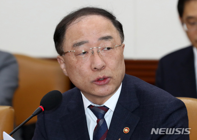 【서울=뉴시스】이영환 기자 = 홍남기 경제부총리 겸 기획재정부 장관이 13일 오전 서울 종로구 정부서울청사 영상회의실에서 열린 제8차 경제활력대책회의에서 모두발언을 하고 있다. 2019.02.13. 20hwan@newsis.com