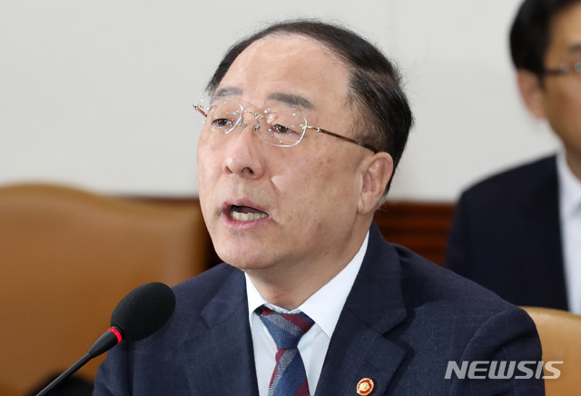 【서울=뉴시스】이영환 기자 = 홍남기 경제부총리 겸 기획재정부 장관이 13일 오전 서울 종로구 정부서울청사 영상회의실에서 열린 제8차 경제활력대책회의에 참석해 모두발언을 하고 있다. 2019.02.13. 20hwan@newsis.com