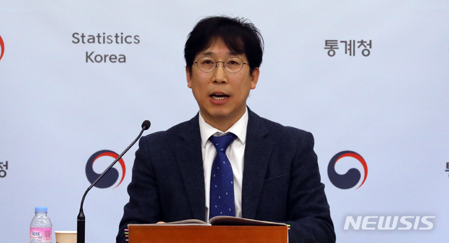 【세종=뉴시스】강종민 기자 = 정동욱 통계청 고용통계과장이 13일 오전 정부세종청사에서 2019년 1월 고용동향을 발표하고 있다. 1월 취업자는 전년동월대비 1만 9000명 증가했다. 2019.02.13. ppkjm@newsis.com