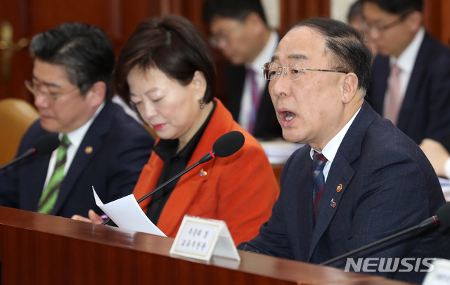 【서울=뉴시스】이영환 기자 = 홍남기 경제부총리 겸 기획재정부 장관이 13일 오전 서울 종로구 정부서울청사 영상회의실에서 열린 제8차 경제활력대책회의에 참석해 모두발언을 하고 있다. 2019.02.13. 20hwan@newsis.com