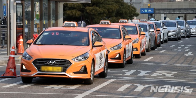 【서울=뉴시스】서울역 택시 승강장에서 택시들이 승객을 기다리고 있다. (사진=뉴시스 DB)