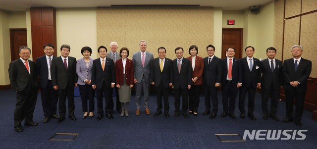 【서울=뉴시스】미국을 방문중인 문희상 국회의장과 여야 대표단이 12일(현지시각) 미국 국회의사당에서 케빈 맥카시 하원 공화당 원내대표와 면담에 앞서 기념촬영을 하고 있다. 2019.02.13. (사진=국회 제공) photo@newsis.com