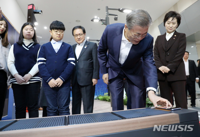【부산=뉴시스】전신 기자 = 문재인 대통령이 13일 부산 해운대구 벡스코에서 열린 스마트시티 혁신전략 보고회 '혁신의 플랫폼 함께 만드는 스마트시티'에서 한측테크의 스마트 벤치를 살펴보고 있다. 2019.02.13. photo1006@newsis.com