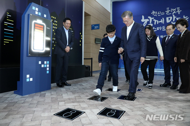 【부산=뉴시스】전신 기자 = 문재인 대통령이 13일 부산 해운대구 벡스코에서 열린 스마트시티 혁신전략 보고회 '혁신의 플랫폼 함께 만드는 스마트시티'에서 에이치앤제이의 압전 에너지를 시연하고 있다. 2019.02.13. photo1006@newsis.com