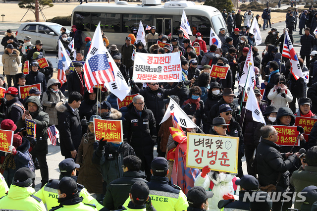【서울=뉴시스】고승민 기자 = 5.18 폄훼 망언으로 물의를 빚은 자유한국당 김진태, 김순례, 이종명 의원을 징계하는 여부를 논의하는 당 윤리위원회가 모처에서 비공개로 열린 13일 오후 서울 여의도 국회 본청 앞으로 김진태 의원을 비호하는 '태극기 부대' 회원들이 진입, 불법 집회를 하며 성조기 등을 들고 김 의원 등에 대한 윤리위 제소 철회를 촉구하고 있다. 2019.02.13.kkssmm99@newsis.com