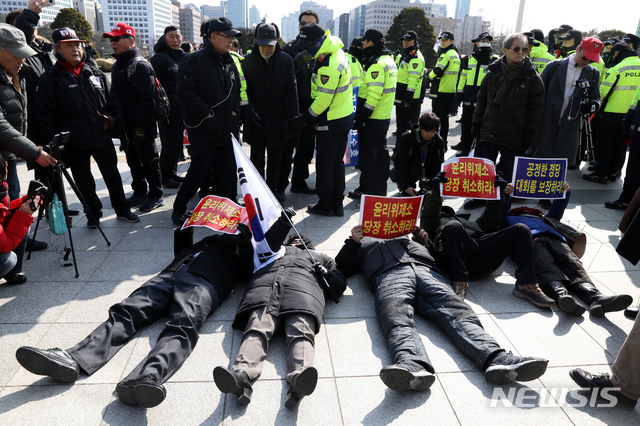 【서울=뉴시스】고승민 기자 = 5.18 폄훼 망언으로 물의를 빚은 자유한국당 김진태, 김순례, 이종명 의원을 징계하는 여부를 논의하는 당 윤리위원회가 모처에서 비공개로 열린 13일 오후 서울 여의도 국회 본청 앞으로 김진태 의원을 비호하는 '태극기 부대' 회원들이 진입, 불법 집회를 하며 성조기 등을 들고 김 의원 등에 대한 윤리위 제소 철회를 촉구하고 있다. 2019.02.13.kkssmm99@newsis.com