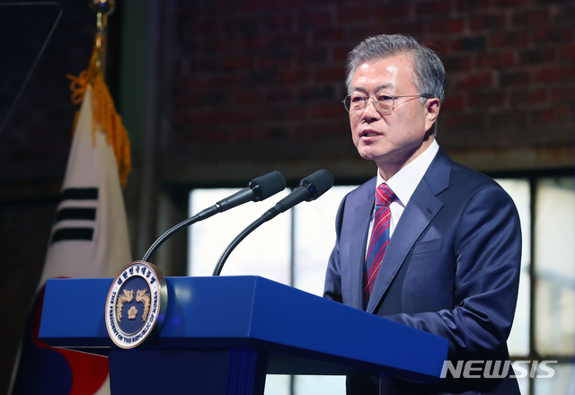 【부산=뉴시스】전신 기자 = 문재인 대통령이 13일 부산 사상구 철강선 제조업체인 대호피앤씨에서 열린 대한민국 도시 미래, 부산 대개조 비전선포식에 참석하여 발언을 하고 있다. 2019.02.13. photo1006@newsis.com