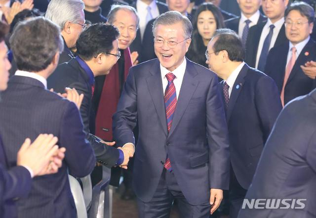 【부산=뉴시스】전신 기자 = 문재인 대통령이 13일 부산 사상구 철강선 제조업체인 대호피앤씨에서 열린 대한민국 도시 미래, 부산 대개조 비전선포식에 참석하고 있다. 2019.02.13. photo1006@newsis.com