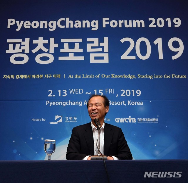 【평창=뉴시스】사진공동취재단 = ‘평창포럼 2019’가 열린 13일 강원도 평창 알펜시아리조트 컨벤션센터에서 최문순 강원도지사가 기자간담회를 하고 있다.&nbsp; 이번 포럼은 평창동계올림픽 1주년을 맞아 ‘지식의 경계에서 바라본 지구 미래’를 주제로 국제사회가 지향하는 지구환경을 조망하고 인류미래의 환경에 대한 해결방안을 선도하는 아시아 최대 규모 포럼이다. 2019.02.13. photo@newsis.com