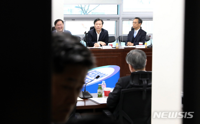【서울=뉴시스】고승민 기자 = 13일 오후 서울 여의도 국회 의원회관에서 최저임금 결정체계 개편 관련 비공개 당정청 회의가 열리고 있다. 민주당 김태년 의원과 정태호 청와대 일자리수석, 조성재 고용노동비서관 등 참석자들이 토론을 하고 있다. 2019.02.13.kkssmm99@newsis.com
