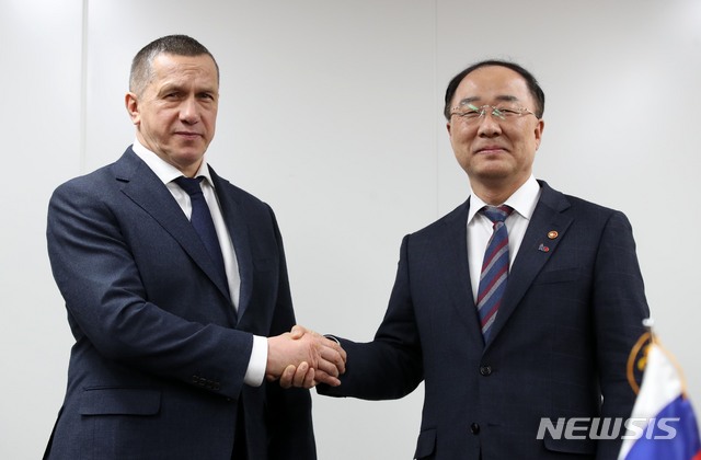 【서울=뉴시스】 고범준 기자 = 홍남기 경제부총리 겸 기획재정부 장관과 유리 트루트네프 러시아 부총리가 13일 오후 서울 종로구 세종대로 정부서울청사에서 열린 '9-브릿지 행동계획 서명식'에 앞서 기념촬영을 하고 있다. 2019.02.13. bjko@newsis.com