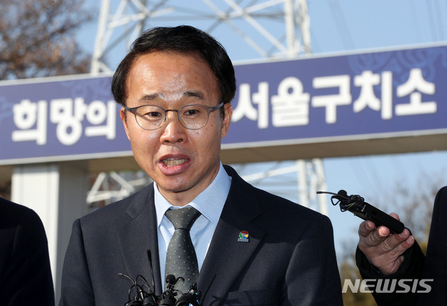 【의왕=뉴시스】홍효식 기자 = 경남도지사 권한대행을 맡은 박성호 행정부지사가 13일 오후 경기 의왕시 서울구치소에서 김경수 경남도지사와 공무상 접견을 마친 뒤 브리핑을 하고 있다. 2019.02.13. yesphoto@newsis.com