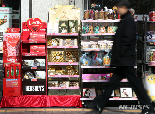 【서울=뉴시스】박미소 수습기자 = 발렌타인데이를 하루 앞둔 13일 오후 한 시민이 서울 중구의 한 편의점 초콜릿 진열대 옆을 지나고 있다. 2019.02.13. misocamera@newsis.com
