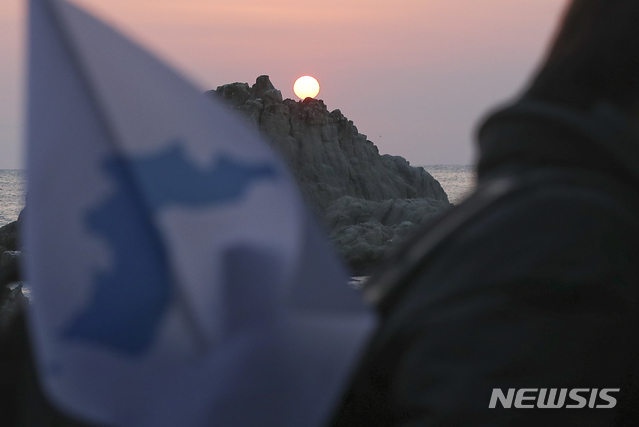 【금강산=뉴시스】최진석 기자 = 13일 오전 해금강에서 남북공동선언 이행을 위한 '2019 금강산 새해맞이 연대모임' 참석자들이 해맞이를 하고 있다. 2019.02.13.myjs@newsis.com