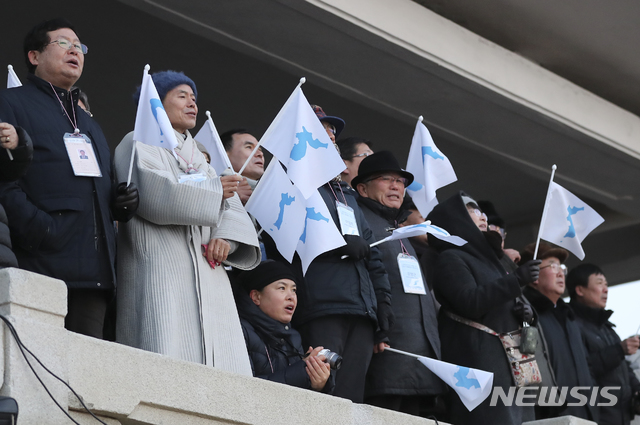 【금강산=뉴시스】최진석 기자 = 지난 2월13일 오전 해금강에서 남북공동선언 이행을 위한 '2019 금강산 새해맞이 연대모임' 참석자들이 해맞이를 하고 있다. 2019.02.13.myjs@newsis.com