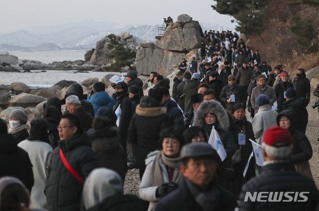 【금강산=뉴시스】최진석 기자 = 13일 오전 해금강에서 남북공동선언 이행을 위한 '2019 금강산 새해맞이 연대모임' 참석자들이 해맞이를 위해 줄지어 이동하고 있다. 2019.02.13. myjs@newsis.com 