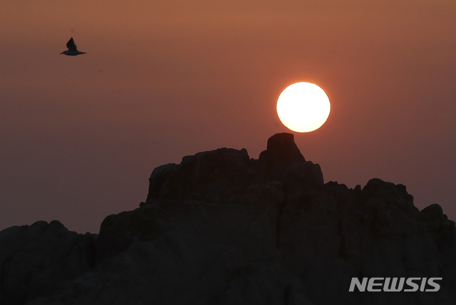 【금강산=뉴시스】최진석 기자 = 13일 오전 해금강에서 남북공동선언 이행을 위한 '2019 금강산 새해맞이 연대모임' 참석자들이 해맞이를 하는 가운데 태양이 떠오르고 있다. 2019.02.13.myjs@newsis.com