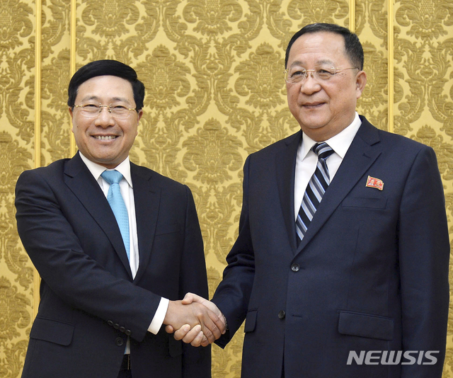  【평양=AP/뉴시스】평양을 방문한 팜 빈 민(왼쪽) 베트남 부총리 겸 외교부 장관이 13일 만수대 의사당에서 리용호 북한 외무상을 만나 악수하고 있다.  베트남은 오는 27~28일 하노이에서 열리는 북·미 정상회담을 위해 유엔에 북한 대표단의 하노이 방문을 허가해줄 것을 요청한 바 있다. 2019.02.13.  